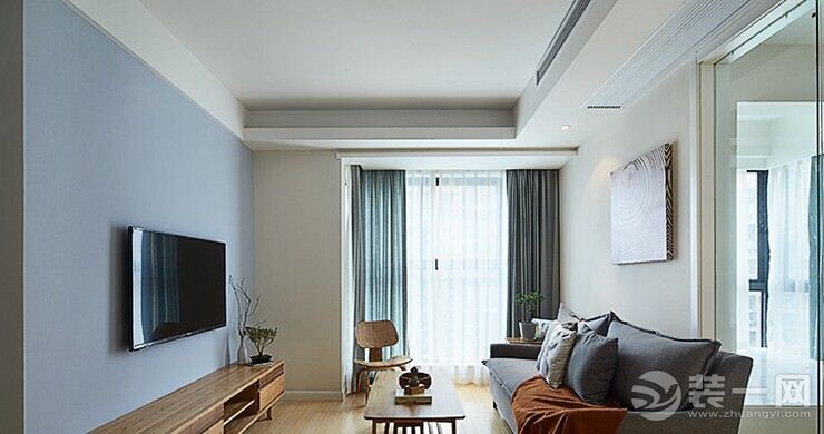 建筑面积:87(实际面积70左右) 户型:时下流行的小三房 又到夏天,住在刚毕业不久的小家里,想着去年夏天拖家带口劳师动众的装修大业,各种感慨啊总的来说,装修成果还是喜人的,住的舒服,看着洋翻,完了还强身健体,运动减肥(连我妈都瘦了两圈)当然,个中艰辛,磕磕碰碰难免,谁装谁知道。 感恩的是,我们的武汉装修公司设计师很给力,从总体风格把握,户型结构设计到各种细枝末节的选材用料,都尽可能的达到最适合我们的效果,从而满足我们的需求和预算控制,而且人也很nice,我们总是在小细节上反反复复,他也很耐心得帮我们寻求