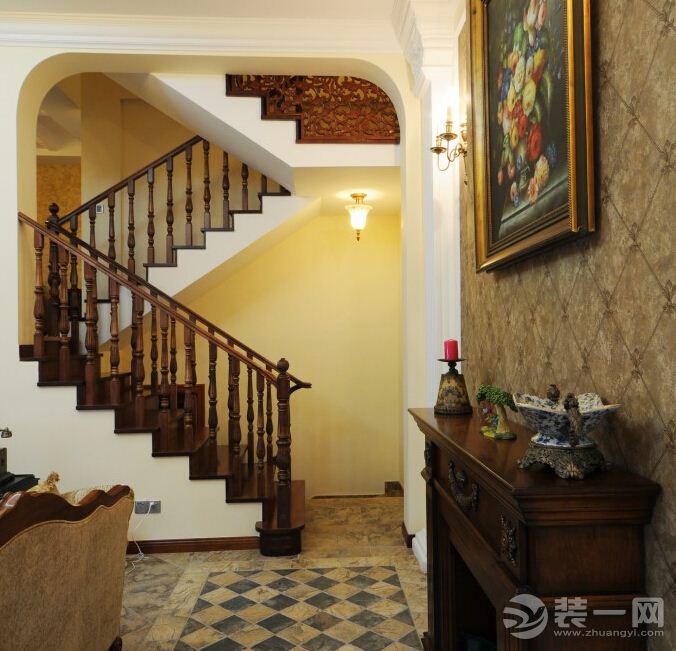 石家庄装修网编辑点评:古典欧式的客厅处处展现着豪华与大气,客厅中完美曲线的家居及其细节上精益求精的处理,四周墙上运用黄、米白等古典用色来渲染空间氛围,营造出富丽堂皇的效果。 石家庄装修网编辑点评:俯视看客厅更显奢华,墙上以金黄的精美壁纸为装饰,配上一幅古典韵味的油画,在精美欧式吊灯之下,欧式古典风情的浪漫与奢华尽显。