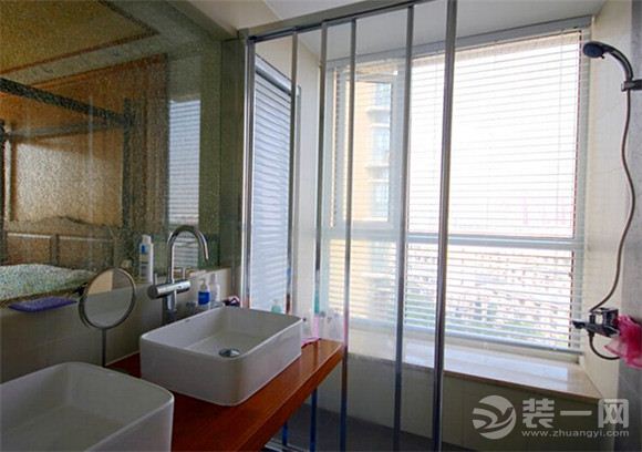 要说起浴室,除了是解决三急的地方之外,还是一个让人很放松的场所,也没有一个人是不愿意享受洗浴带来的放松和乐趣的。人们在社会环境中生存、生活,难以避免沾染尘埃,而沐浴带来的不仅是对身体的清洁,也是对疲惫身心的放松。武汉装修网认为浴室空间的设计感可以带来美的享受,也是对眼睛、对心情的洗礼。现代风十足的浴室空间设计更是能让你在沐浴的同时享受另一种快乐,今天要展示的就是浴室装修效果图展,希望你会喜欢。 布置周到的时尚浴室 在浴室设计中,由于整个空间都是为了一件事服务沐浴,因此对于淋浴的各方面的需求都要尽可能的