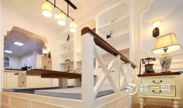 餐厅设计成多功能榻榻米,餐桌是可升降式,平时需要的时候也可以收下去,下面青岛装修网带您一起来欣赏。 和厨房之间是一个开放式的垭口,同时也是一个小吧台。 从客厅阳台望向餐厅和厨房方向。 厨房的台面采用的不等高设计。 客厅阳台利用户型角落刚好放下洗衣机,同时利用洗衣机上方的位置设计了柜子,可以放一些洗衣粉之类的。